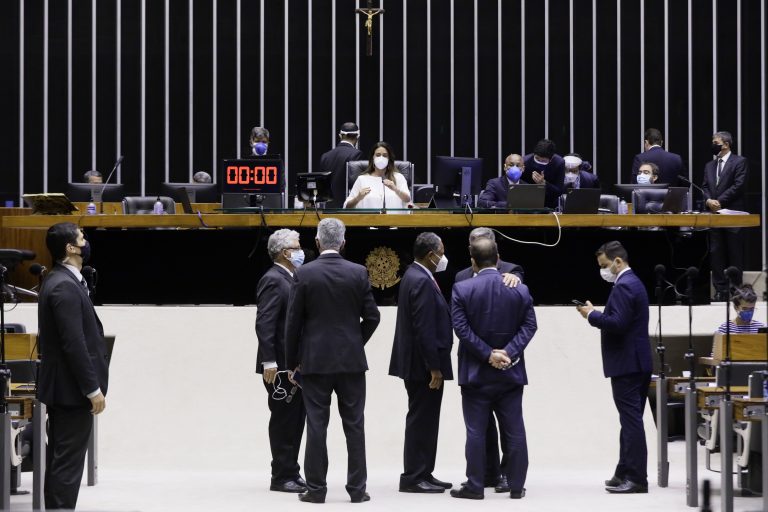 Deputados conversam no plenário da Câmara