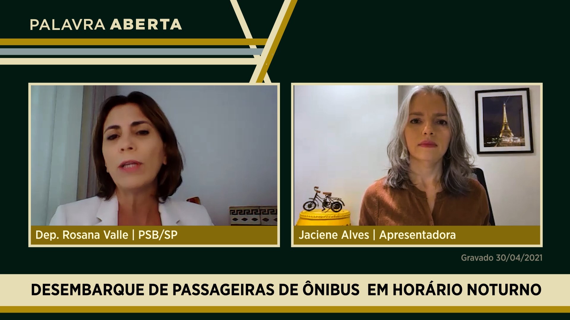 Desembarque de passageiras de ônibus em horário noturno