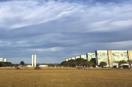 Brasília - congresso - Vista da Esplanada dos Ministérios durante o pôr do sol.