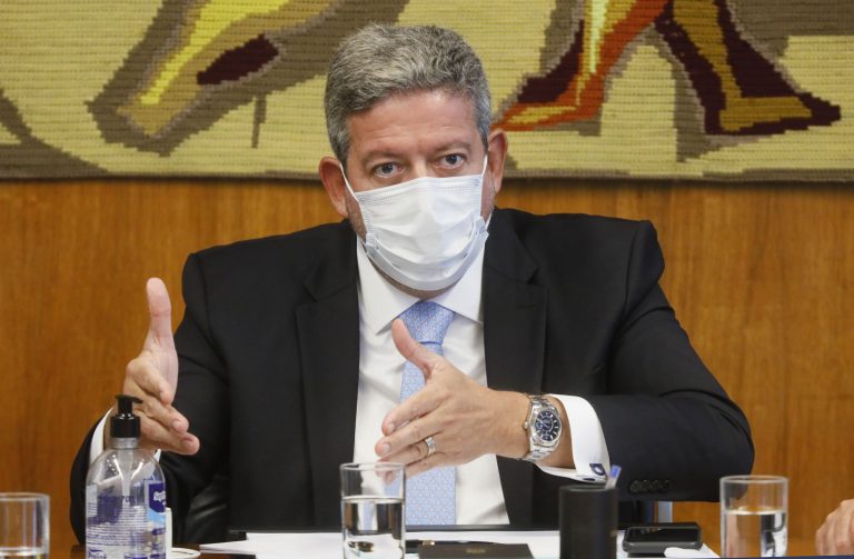 Deptuado Arthur Lira usa máscara facial e discursa