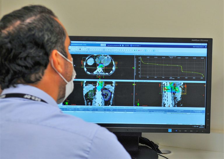 Médico analisa exames de imagem na tela do computador