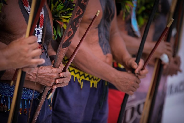 Índios pintados e com lanças