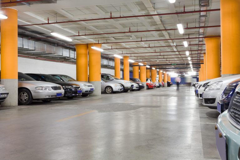 Garagem subterrânea com vários carros estacionados