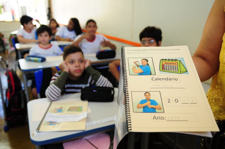 Educação - sala de aula - ensino Libras alunos língua brasileira sinais surdos ouvintes deficientes deficiência auditiva