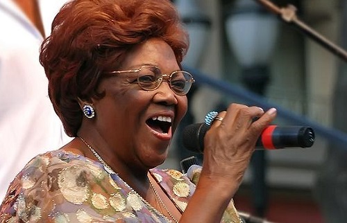 Sambista Ivone Lara canta ao microfone