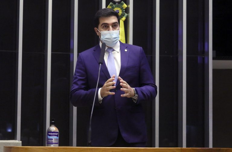 Deputado Franco Cartafina discursa no Plenário da Câmara. 