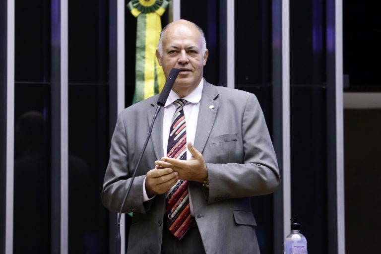 Pastor Eurico discursa no Plenário