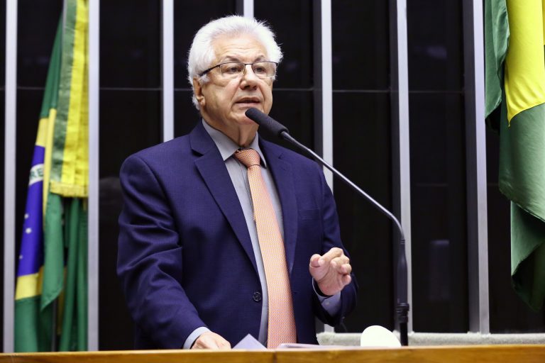 Deputado Arlindo Chinaglia discursa no Plenário da Câmara. Ele tem cabelo branco e usa um terno azul escuro