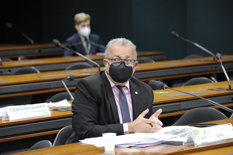 Audiência Pública com Ministro das Comunicações. Deputado Elias Vaz (PSB-GO)