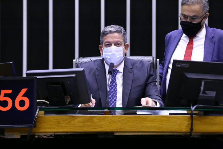 Lira preside a sessão do Plenário