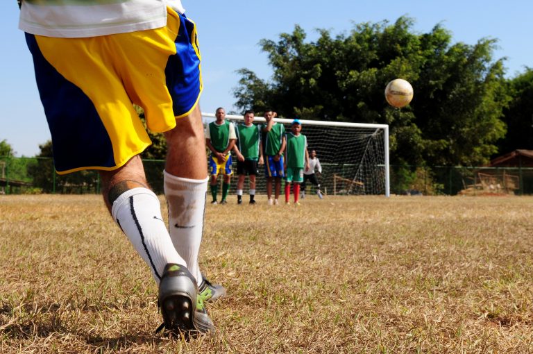 Esporte - futebol - time atividades físicas competição campeonatos chute
