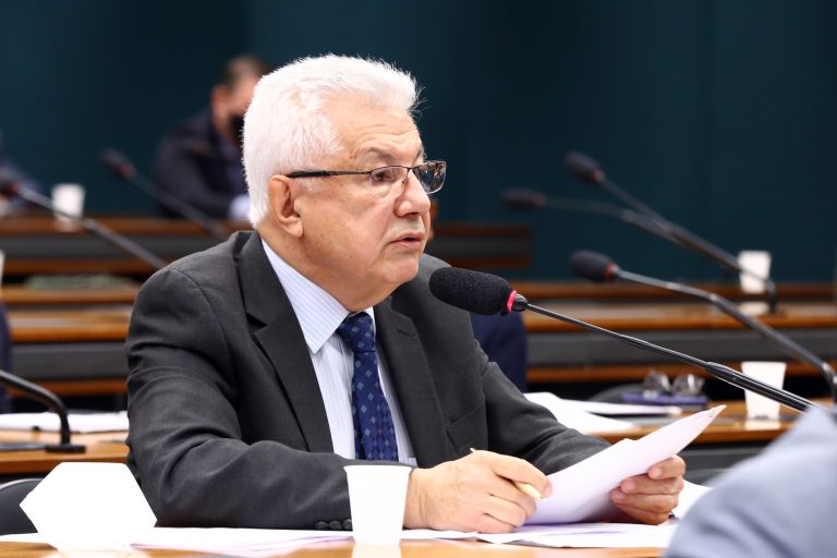 Audiência Pública - Esclarecimentos sobre a Nota Oficial, assinada pelo Ministro e pelos Comandantes da Marinha do Brasil, do Exército Brasileiro e da Força Aérea Brasileira. Dep. Arlindo ChinagliaPT - SP