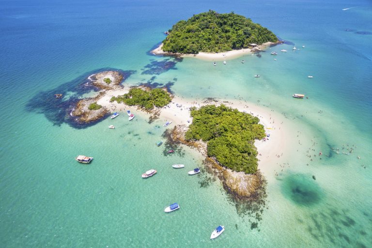 Vista aérea da Ilha de Cataguases, em Angra dos Reis, Rio de Janeiro
