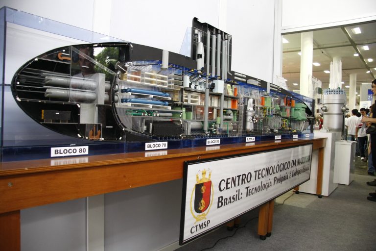 Maquete de submarino nuclear