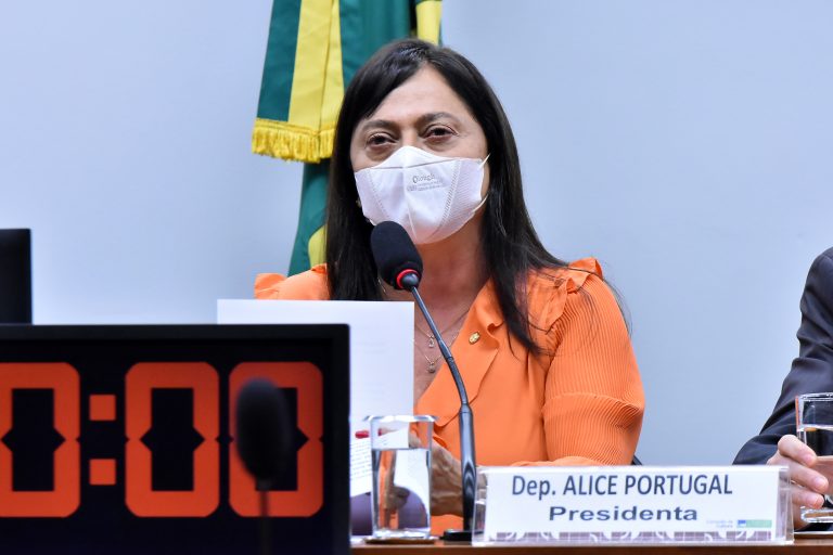 A deputada Alice Portugal em reunião de comissão