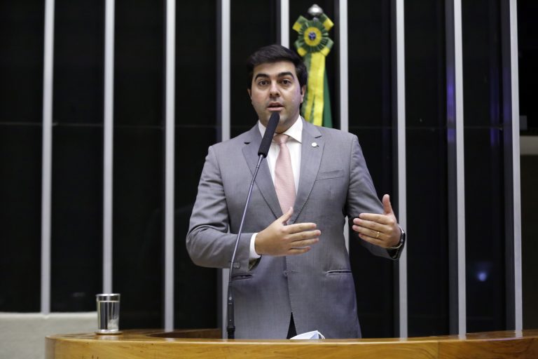 Deputado Franco Cartafina discursa no Plenário da Câmara. 