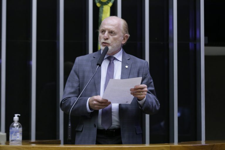 Deputado Vermelho discursa no Plenário da Câmara
