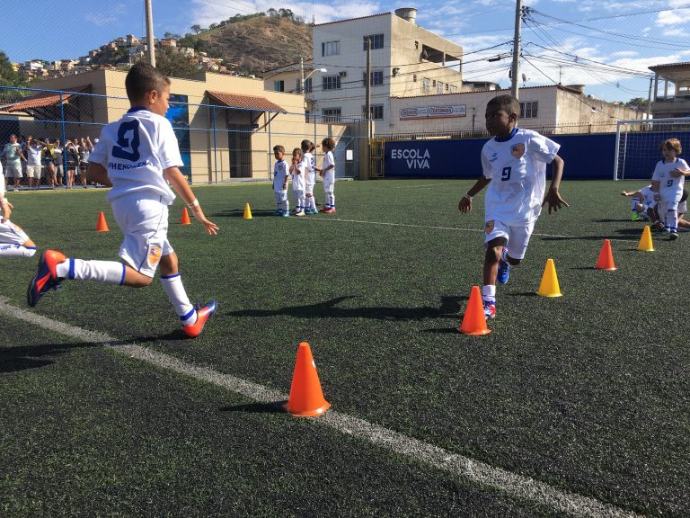 Crianças jogam numa escolinha de futebol