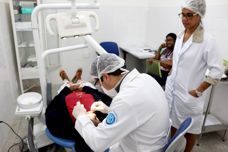 Dentista atende uma pessoa