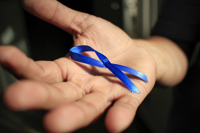 Laço azul é símbolo da campanha contra o câncer de próstata