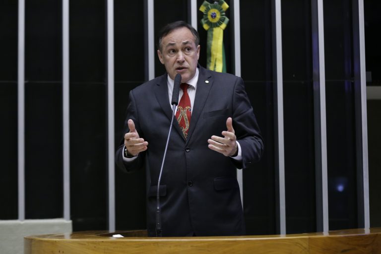 Deputado Reinhold Stephanes Junior discursa no Plenário da Câmara