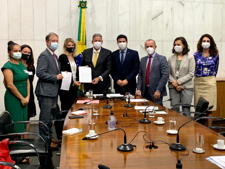Lira assina renovação da parceria, em reunião com Carlos Veras e representantes do Alto Comissariado da ONU