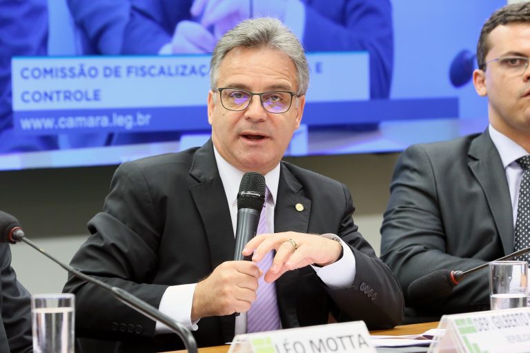 Deputado Gilberto Abramo em reunião de comissão