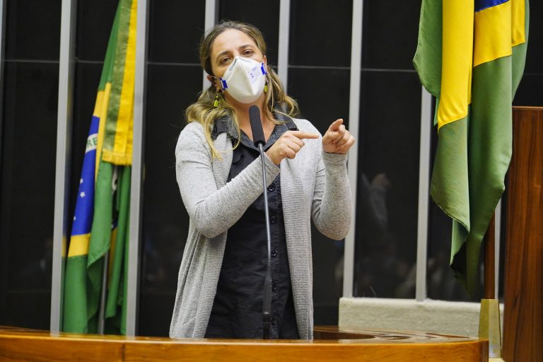 Deputada Fernanda Melchionna discursa no Plenário da Câmara
