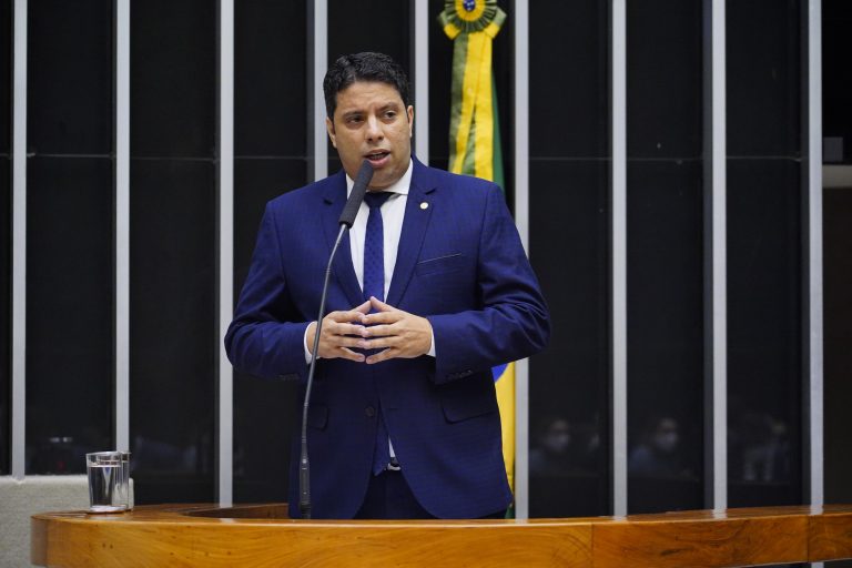 Deputado Igor Timo discursa no Plenário da Câmara