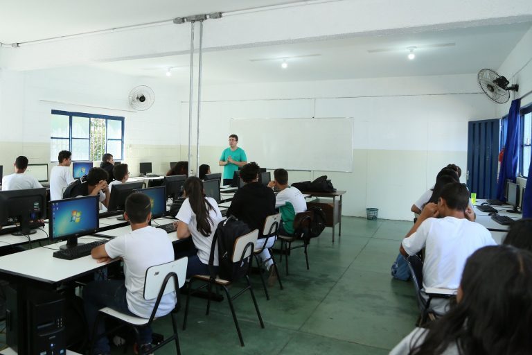 Educa&ccedil;&atilde;o - ensino profissional - sala de aula inform&aacute;tica laborat&oacute;rio computadores tecnologia programa&ccedil;&atilde;o jovens t&eacute;cnico profissionalizante qualifica&ccedil;&atilde;o adolescentes (FETI - Funda&ccedil;&atilde;o de Ensino T&eacute;cnico Intensivo, Uberaba-MG)