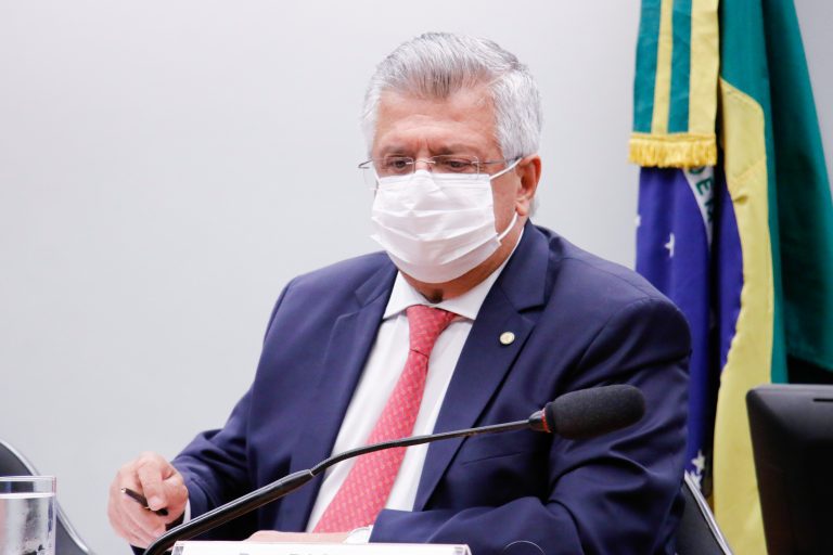 Deputado Bacelar fala ao microfone