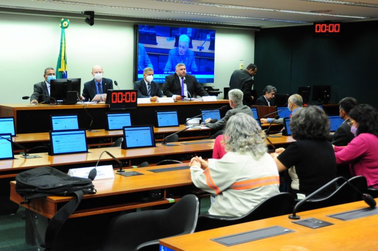Audiência Pública - Os impactos da privatização da Eletrobrás. Dep. Bohn Gass PT-RS; Mauro Martinelli - Representante da CNU; Victor Rodrigues da Costa - Representante do Coletivo Nacional dos Eletricitários - CNE