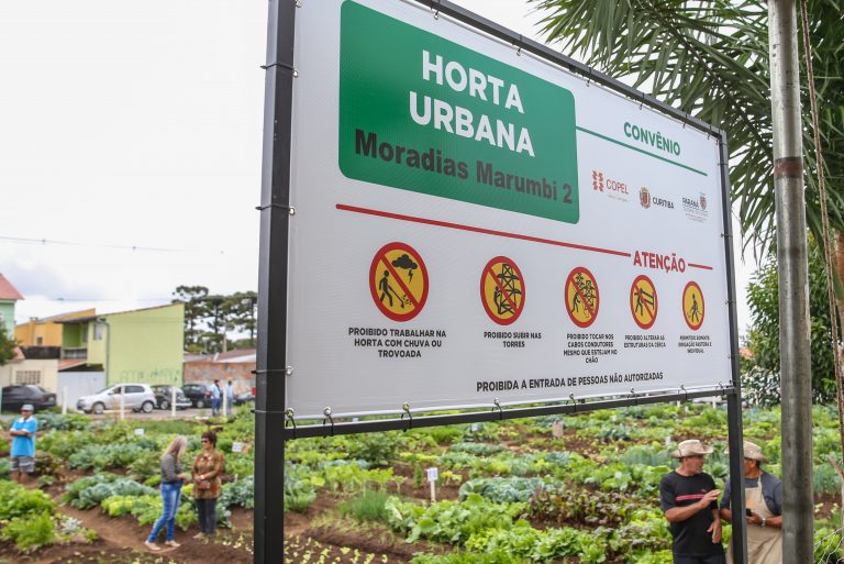Horta urbana com uma placa na frente