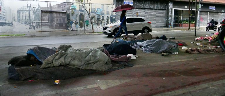 Cidades - favela e pobreza - morador de rua - miséria - população vulnerável - Chegada de frio extremo com a entrada da massa polar na cidade de São Paulo – moradores em situação de rua na cidade