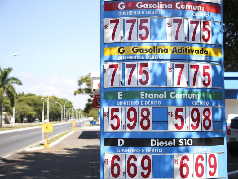 Placa com preço de combustíveis