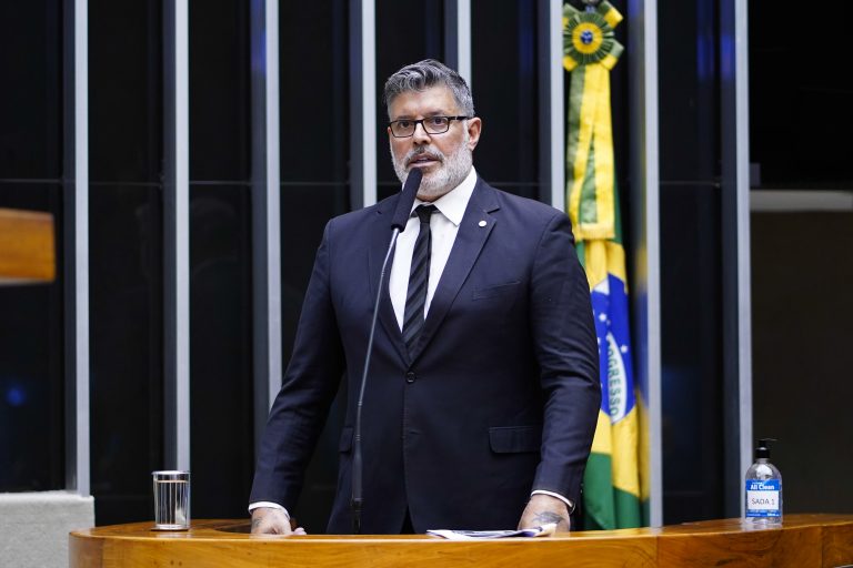 Deputado Alexandre Frota discursa no Plenário da Câmara. Ele tem barba e bigode grisalho e veste um terno preto