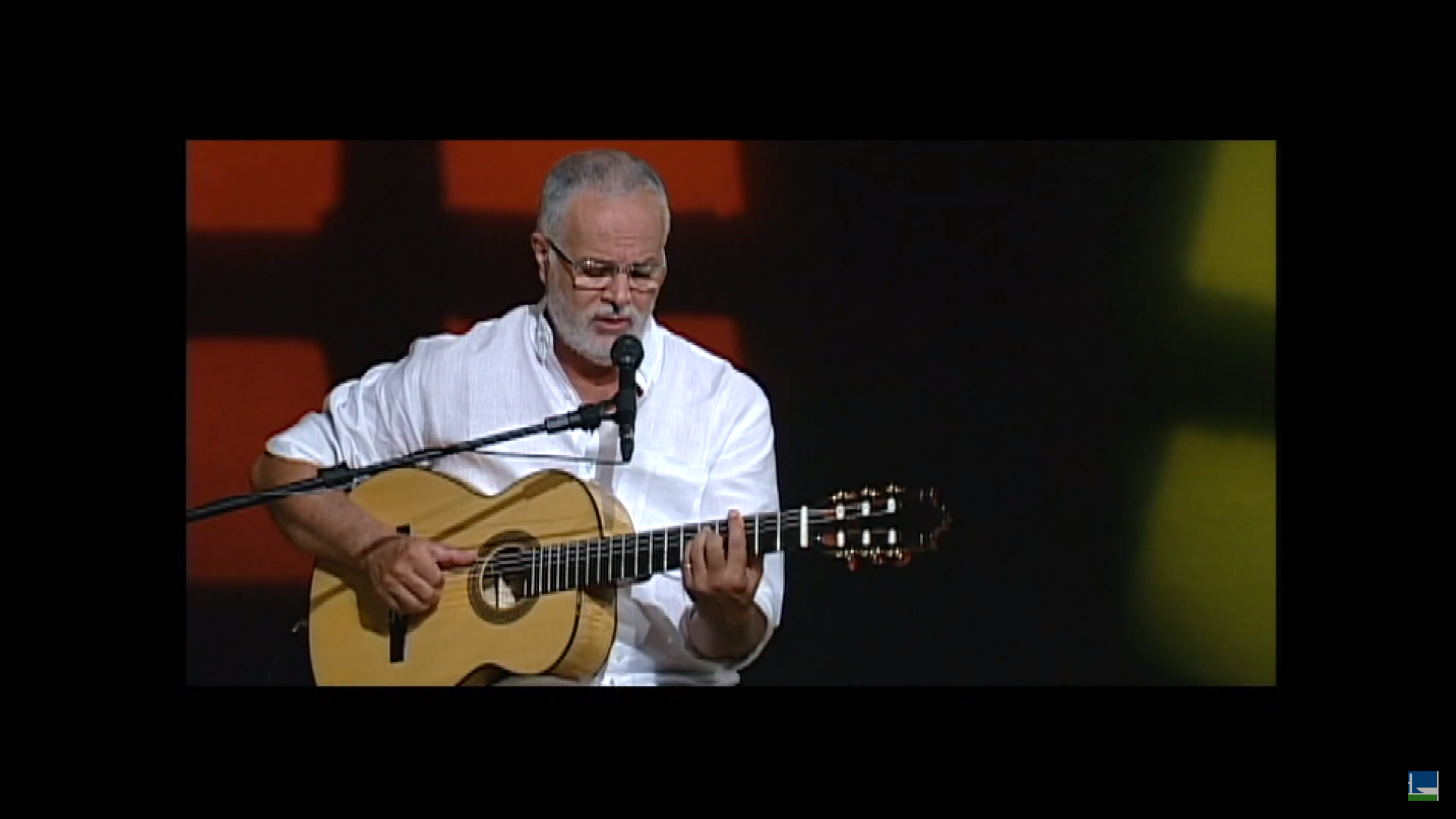 Talentos exibe show do compositor e violonista baiano Roberto Mendes