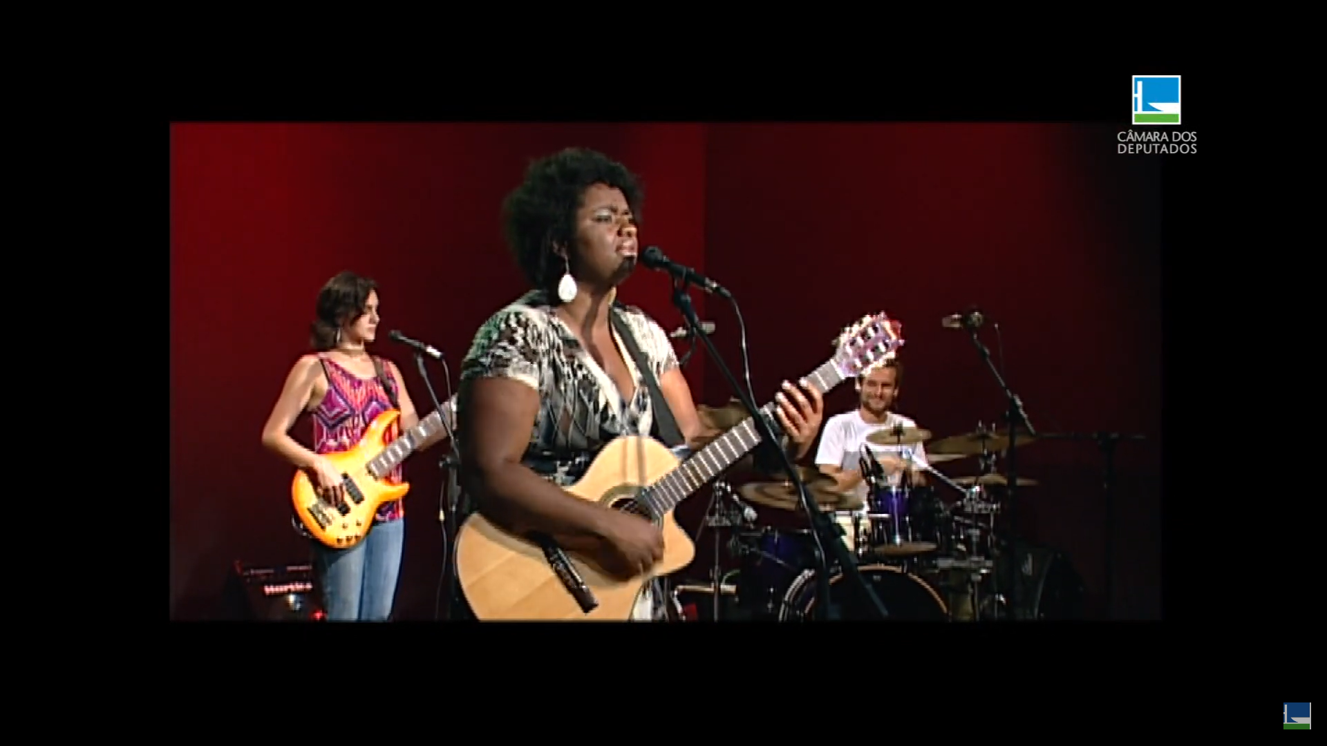 Ellen Oléria (cantora, atriz, compositora e instrumentista)