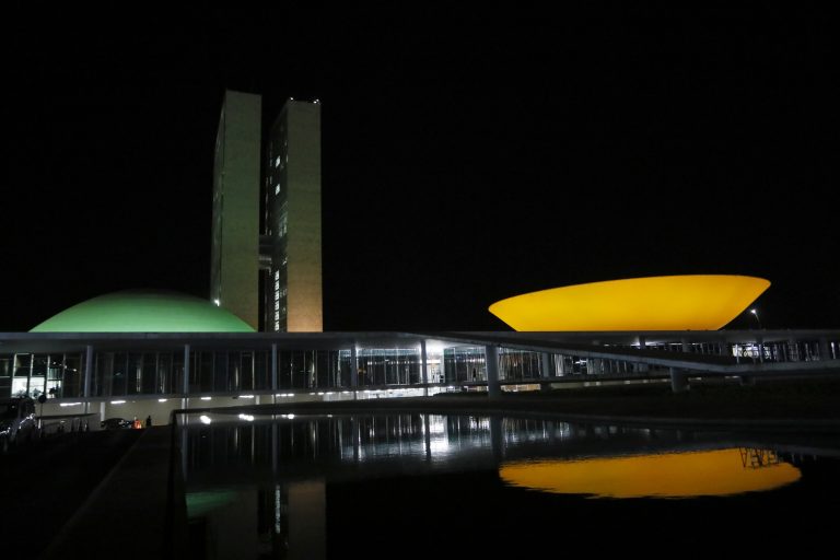 Congresso Nacional é iluminado nas cores verde e amarela