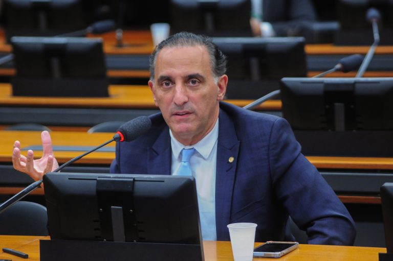 Deputado Eduardo Cury fala ao microfone