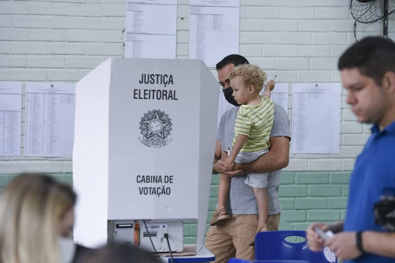 Eleições - urna - votação - eleitor - Domingo, 02 de outubro de 2022, dia de votação em primeiro turno das eleições no Brasil. Zona Eleitoral, Centro Educacional 07 - Taguatinga Norte.