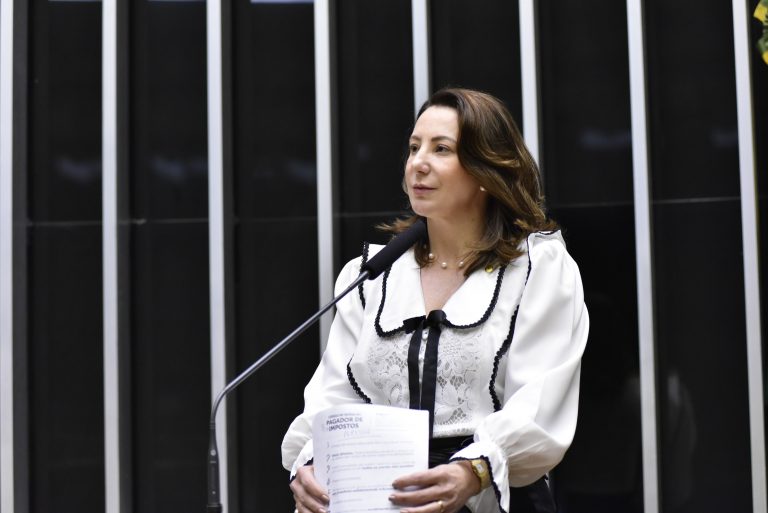 Deputada Jaqueline Cassol fala ao microfone