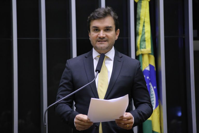 Deputado Celso Sabino fala ao microfone