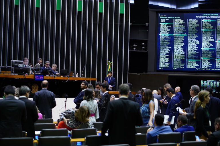 Deputados em pé no Plenário da Câmara estão conversando