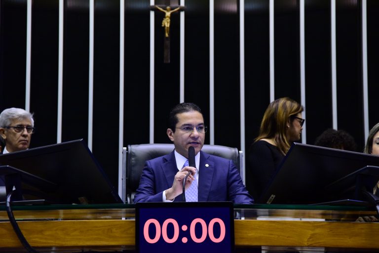Deputado Marcos Pereira fala ao microfone