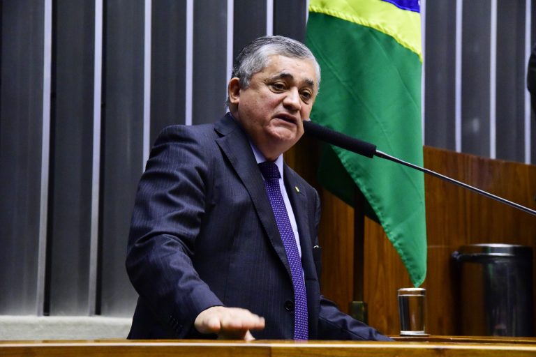 Deputado José Guimarães fala ao microfone