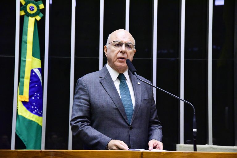 Deputado Arnaldo Jardim discursa no Plenário da Câmara