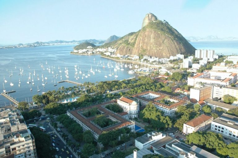 Na foto aérea, o histórico campus da UFRJ na Praia Vermelha | Foto: Gabriela d'Araujo