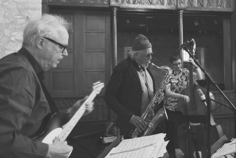 O trio do flautista e saxofonista Charles Lloyd no álbum Chapel