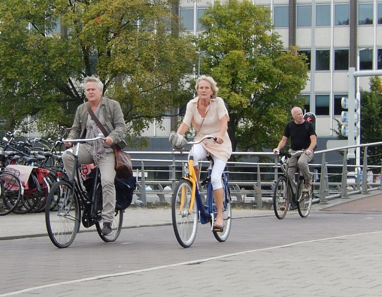 Imagem mostra idosos praticando ciclismo